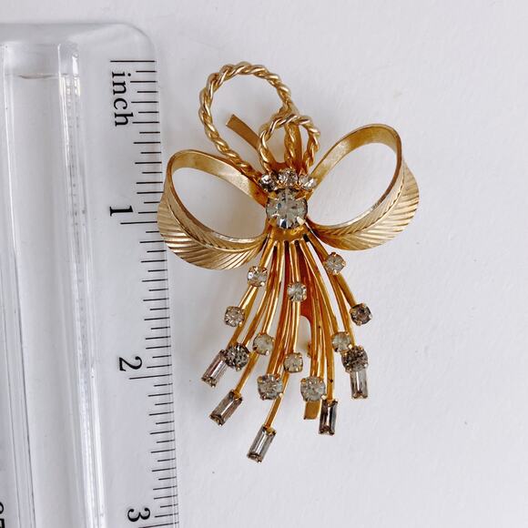 Signed Sarah Coventry Mid Century Gold Tone Rhinestone Bow Spray Brooch - Picture 8 of 12